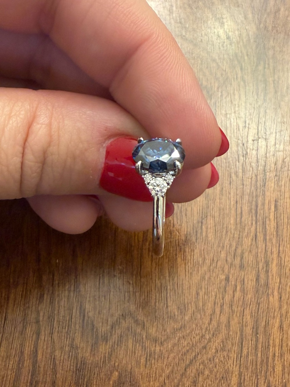 Elegant 2 caratBlue Moissanite Ring with 3 Moissanite Stones on each side size 7 - Picture 4 of 9